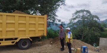 Kapolsek Mardingding Tinjau Progres Perbaikan Jalan Nasional Medan–Kotacane yang Amblas di Desa Laubaleng