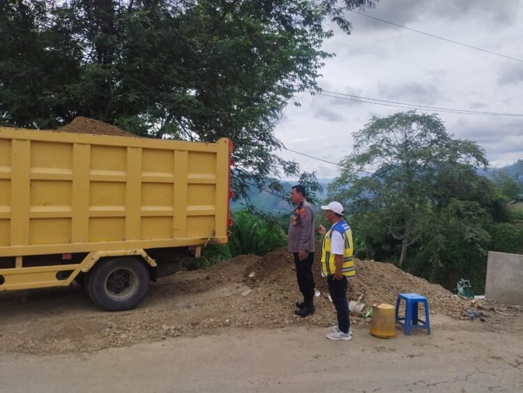 Kapolsek Mardingding Tinjau Progres Perbaikan Jalan Nasional Medan–Kotacane yang Amblas di Desa Laubaleng
