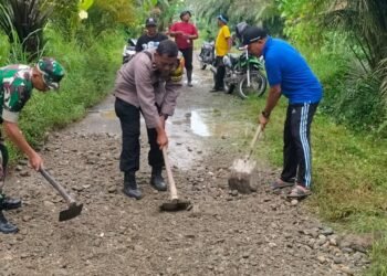 Pemerintah Desa Karang Anyer Gelar Gotong Royong Bersama TNI dan Polri