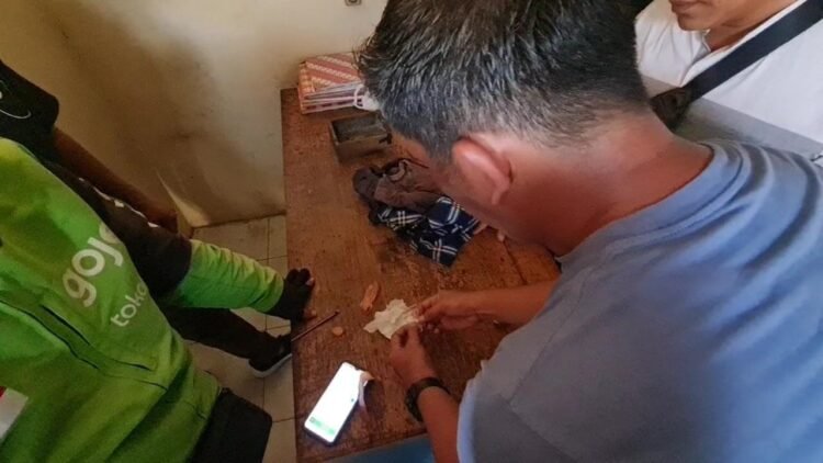 Curiga dengan Paket, Driver Ojol Laporkan ke Polisi dan Temukan Pil Diduga Narkotika