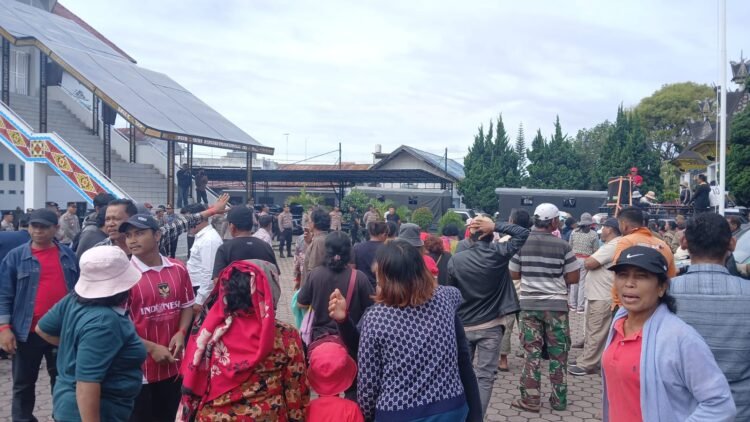 Warga Kandibata Geruduk DPRD Karo, Tagih Janji PT Karo Bumi Energi dan PT Senina Hidro Energi