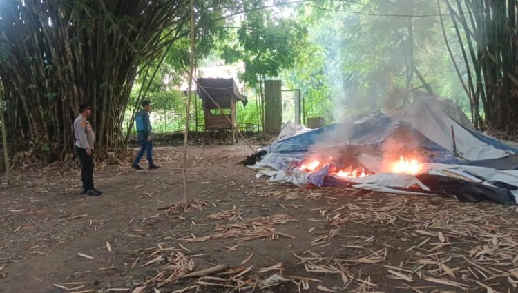 Polsek Kutalimbaru Musnahkan Barak Pengguna Narkoba di Tiga Dusun