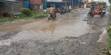 Tiga Tahun Tak Diperbaiki, Jalan Besar Namorambe Jadi Lubang Perangkap Pengendara