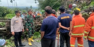 Polres Tanah Karo Respon Cepat Tanggap Bencana Pohon Tumbang di Munte