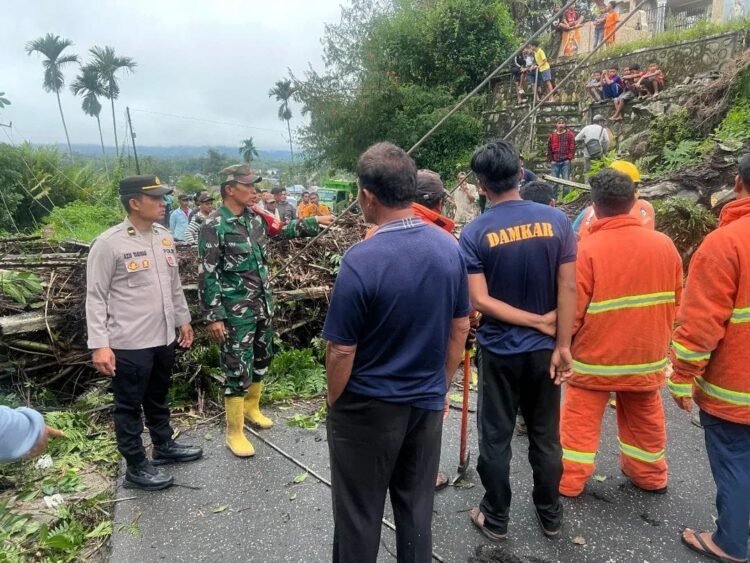 Polres Tanah Karo Respon Cepat Tanggap Bencana Pohon Tumbang di Munte