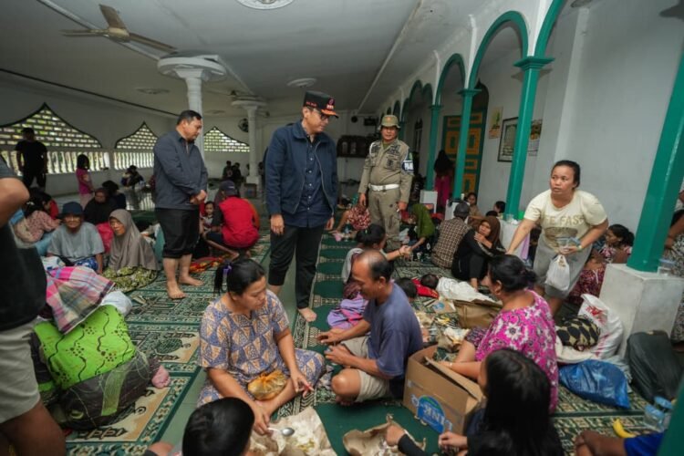 Pemko Medan Salurkan Makanan untuk Korban Banjir di Medan Barat