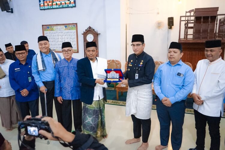 Kunjungi Pesantren Ar-Raudlatul Hasanah, Rico Waas Dorong Santri Jadi Pemimpin Masa Depan