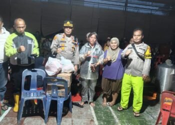 Kapolsek Pancur Batu Turun Evakuasi Warga Terdampak Banjir