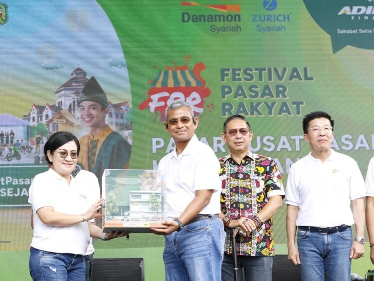 Buka Festival Pasar Rakyat, Rico Waas: Momentum Tingkatkan Ekonomi UMKM