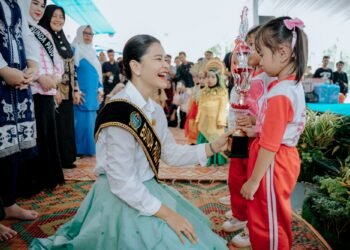 Kahiyang Ayu Ajak Anak PAUD Amalkan Ikrar Kebiasaan Anak Indonesia Hebat di Kampung Ceria Anak Merdeka 2025