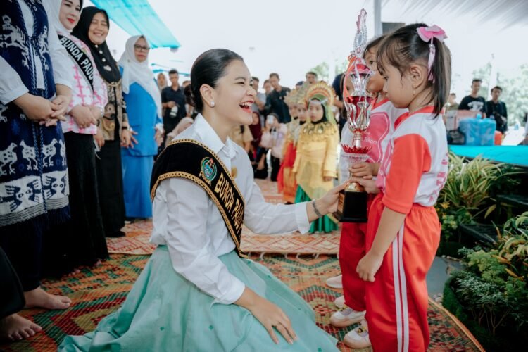 Kahiyang Ayu Ajak Anak PAUD Amalkan Ikrar Kebiasaan Anak Indonesia Hebat di Kampung Ceria Anak Merdeka 2025
