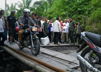 Gubernur Bobby Nasution Tinjau Korban Banjir di Langkat, Salurkan Bantuan dan Dengarkan Kebutuhan Masyarakat