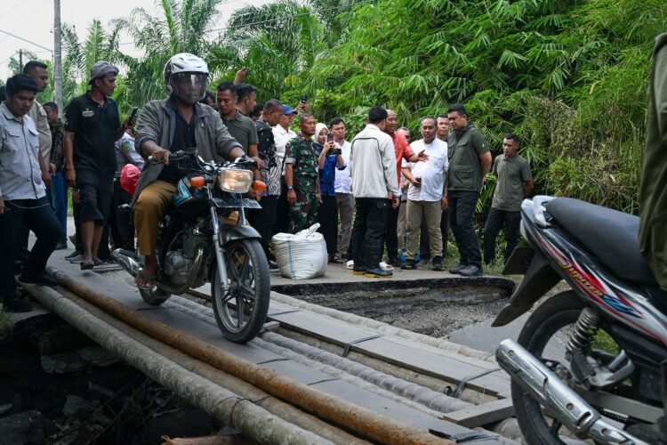 Gubernur Bobby Nasution Tinjau Korban Banjir di Langkat, Salurkan Bantuan dan Dengarkan Kebutuhan Masyarakat