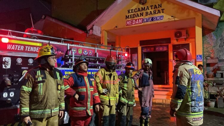 Kantor Camat Medan Barat Terbakar