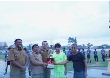 Bupati Karo Tutup Pertandingan Sepak Bola U-19 Tingkat Kabupaten Karo Tahun 2025