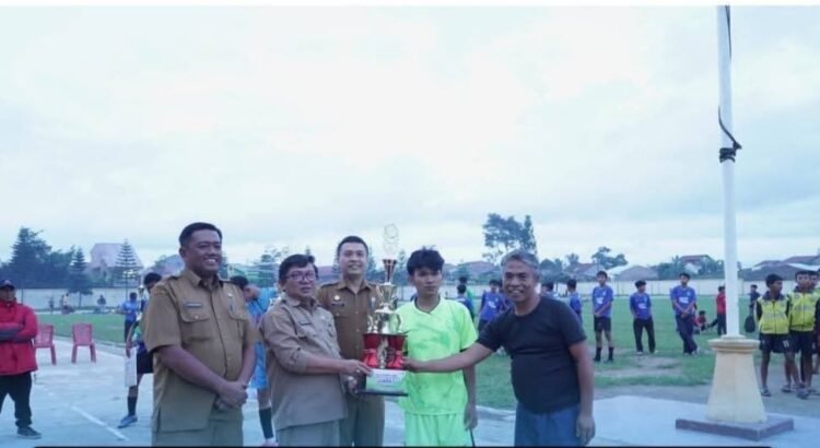 Bupati Karo Tutup Pertandingan Sepak Bola U-19 Tingkat Kabupaten Karo Tahun 2025