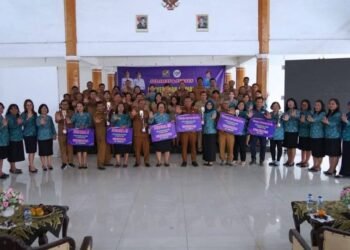 Bupati Karo Serahkan Hadiah Lomba Posyandu Terbaik 2025: Dorong Layanan Terintegrasi 6 SPM