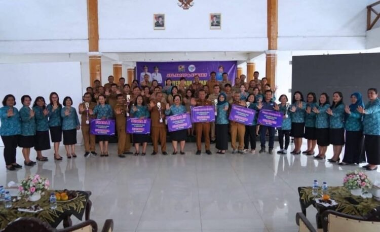 Bupati Karo Serahkan Hadiah Lomba Posyandu Terbaik 2025: Dorong Layanan Terintegrasi 6 SPM