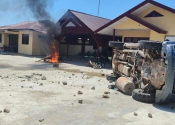 Polsek Muara Batang Gadis Dibakar Massa