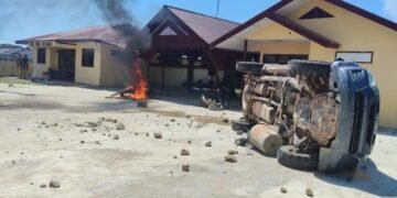 Polsek Muara Batang Gadis Dibakar Massa