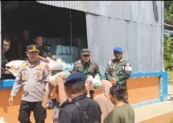 Pangdam I/BB dan Kapolda Sumut Awasi Langsung Pembagian Beras di Gudang Bulog Sibolga