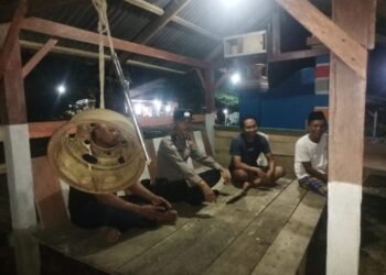 Bhabinkamtibmas Polsubsektor Polsek Sosa Melaksanakan Patroli dan Pengecekan Pos Sat kamling