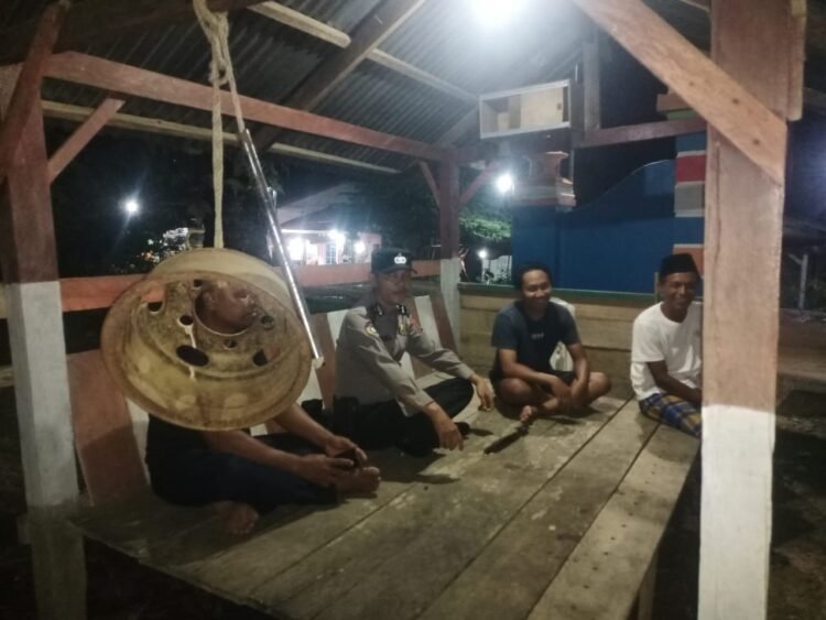 Bhabinkamtibmas Polsubsektor Polsek Sosa Melaksanakan Patroli dan Pengecekan Pos Sat kamling