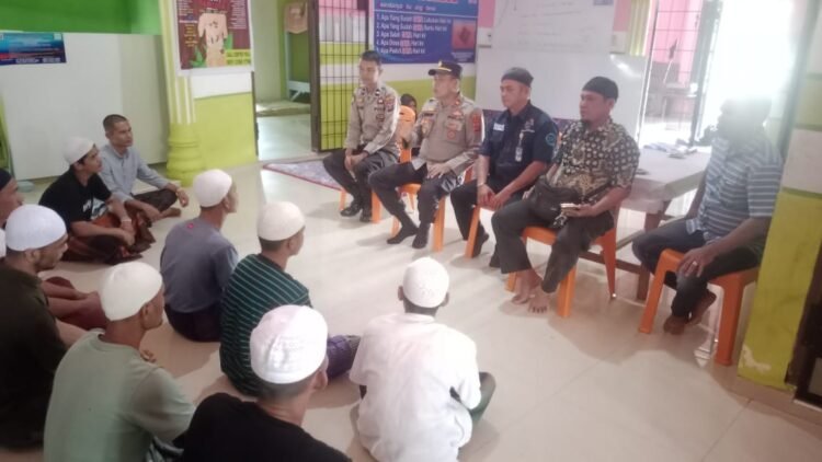 Kasat Bersama Personil Sat Binmas Polres Palas Berikan Pembinaan Terhadap Pecandu Narkoba