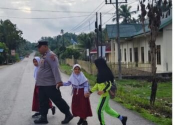 Personil Polsek Sosa Laksanakan Pengaturan Lalu Lintas Pagi