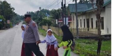 Personil Polsek Sosa Laksanakan Pengaturan Lalu Lintas Pagi