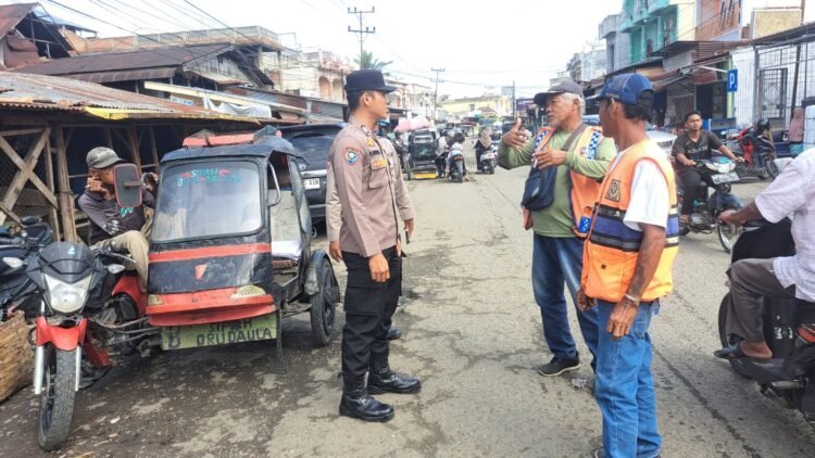 Sambangi Tukang Parkir Pasar Sibuhuan, Sat Binmas Polres Palas Sosialisasi dan Edukasi Kamtibmas
