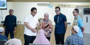 Rico Waas Jenguk Korban Banjir di RS Hermina Medan