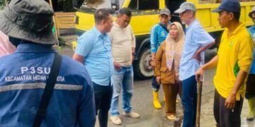 Reza Pahlevi Pantau P3SU Bersihkan Drainase di Medan Helvetia