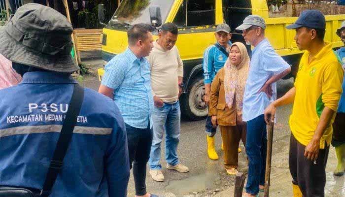 Reza Pahlevi Pantau P3SU Bersihkan Drainase di Medan Helvetia