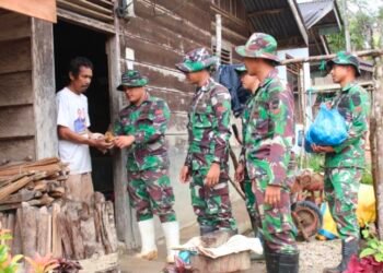 Satgas Yonif 122/TS Kirim Bantuan Makanan ke Warga Terjebak Longsor di Rampah