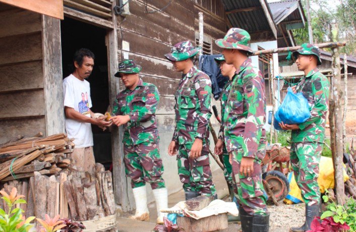 Satgas Yonif 122/TS Kirim Bantuan Makanan ke Warga Terjebak Longsor di Rampah