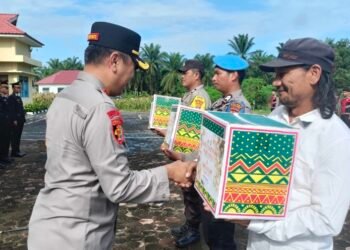 Kapolres Padang Lawas Berikan Bingkisan Nataru Kepada Personil dan Perwakilan Insan Pers