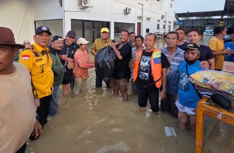 Edi Surahman dan Kader Golkar Tinjau Banjir di Tanjung Pura, Pastikan Evakuasi dan Bantuan Tepat Sasaran