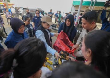 Didampingi Istri, Rico Waas Tinjau Pembersihan Masjid Jami Tanjung Mulia dan Serahkan Bantuan 