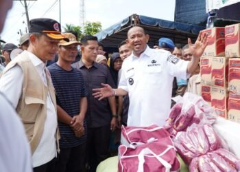 Akses Terputus, Bupati Syah Afandin Naik Getek untuk Salurkan Bantuan ke Warga Pantai Cermin