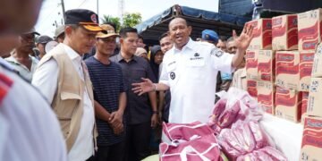 Akses Terputus, Bupati Syah Afandin Naik Getek untuk Salurkan Bantuan ke Warga Pantai Cermin