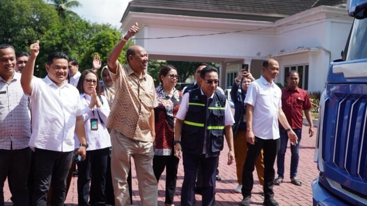 Syah Afandin Lepas 20 Mobil Tangki Air Bersih untuk Warga Terdampak Banjir