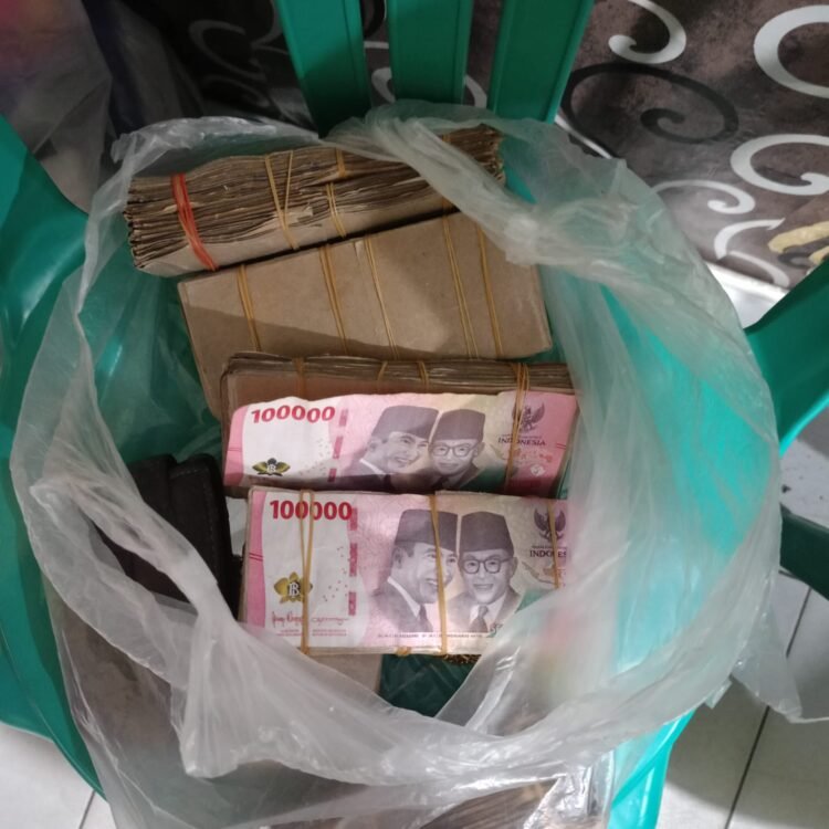 Beli Emas Rp185 Juta Pakai Uang Palsu dari Kardus, Pengangguran di Tamora Diangkut Polisi