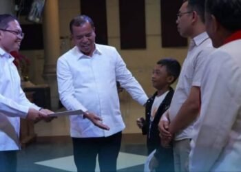 Bupati Karo Hadiri Ibadah Minggu dengan Membawa Sukacita dalam Rangka Safari Natal 2025