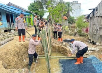 Brimob Poldasu Terus Perbaiki Tanggul Jebol di Tanjung Pura, Danyon: Utamakan Kepentingan Masyarakat
