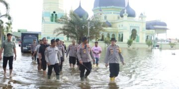 Polres Langkat Salurkan Bantuan Banjir ke Warga Institut Jam’iyah Mahmudiyah Tanjung Pura