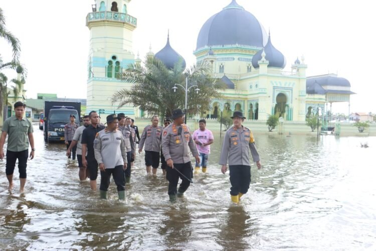 Polres Langkat Salurkan Bantuan Banjir ke Warga Institut Jam’iyah Mahmudiyah Tanjung Pura