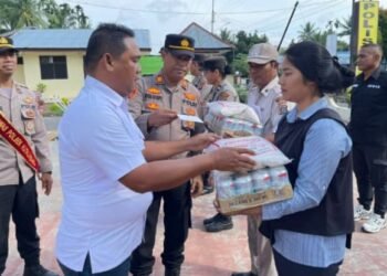 Kapolsek Kutalimbaru Bagikan Paket Natal dan Tahun Baru kepada Personel Beragama Kristen