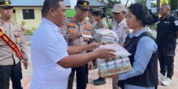 Kapolsek Kutalimbaru Bagikan Paket Natal dan Tahun Baru kepada Personel Beragama Kristen
