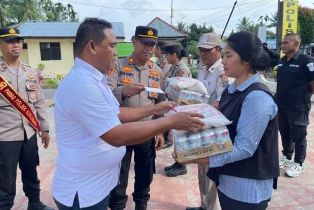 Kapolsek Kutalimbaru Bagikan Paket Natal dan Tahun Baru kepada Personel Beragama Kristen